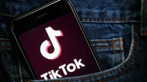 Smartphone Tik Tok dans une poche de jeans